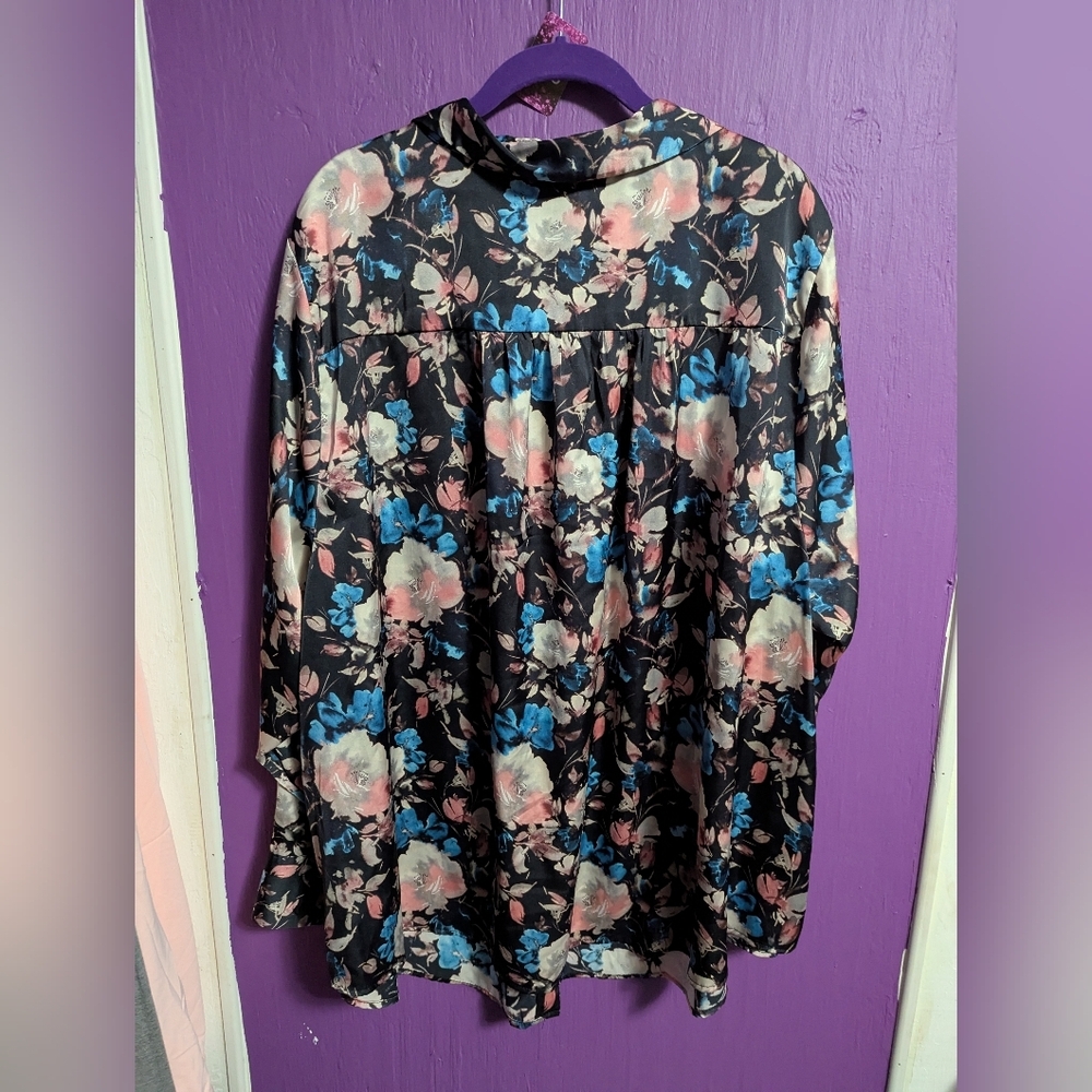 Torrid Black Floral Madison Satin Button-Up Long Sleeve Shirt 4X 26 - Picture 5 of 5